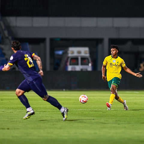 الخليج يسقط في فخ التعادل أمام الحزم بمشاركة محمد شريف.. فيديو