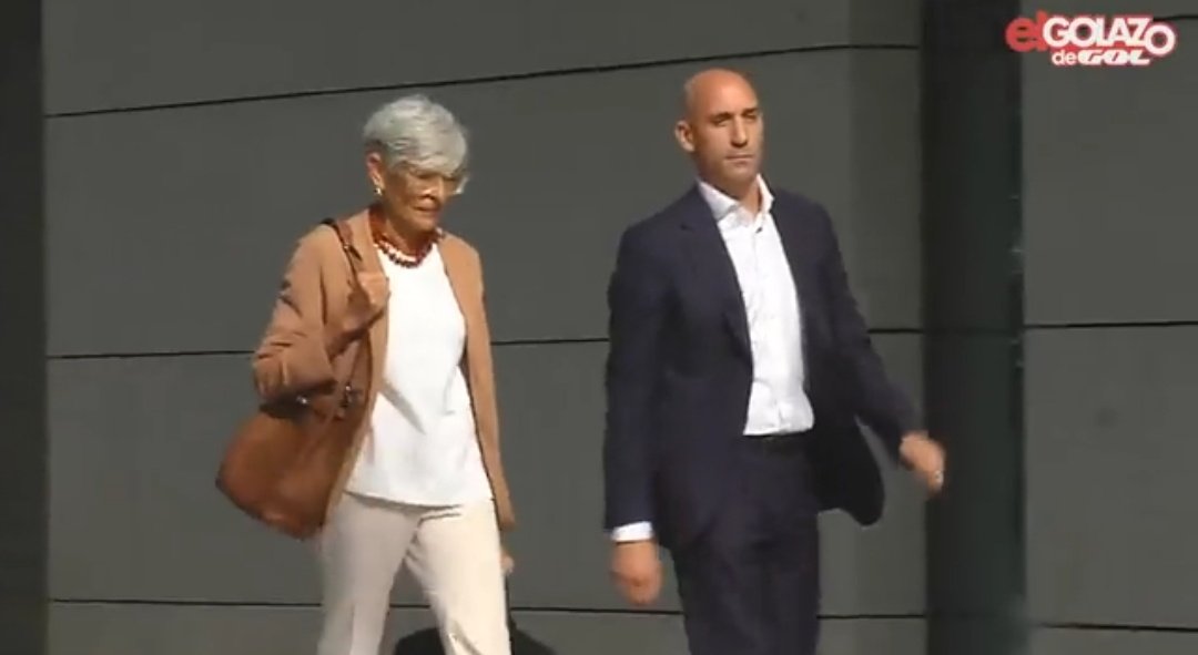 لويس روبياليس يصل المحكمة الوطنية للإدلاء بشهادته بشأن قبلة مونديال السيدات