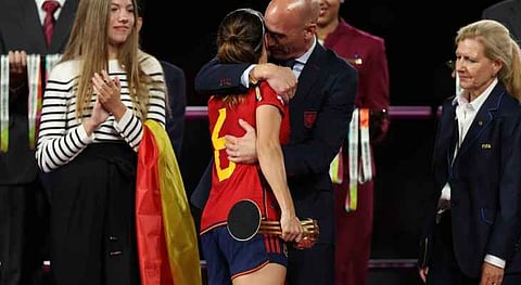 هيرموسو، قائدة منتخب إسبانيا وروباليس، رئيس الاتحاد الموقوف