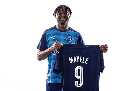 فيستون ماييلي يغادر معسكر بيراميدز بتركيا للانضمام إلى منتخب الكونغو