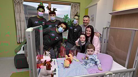 محمد صلاح يزور مستشفى الأطفال