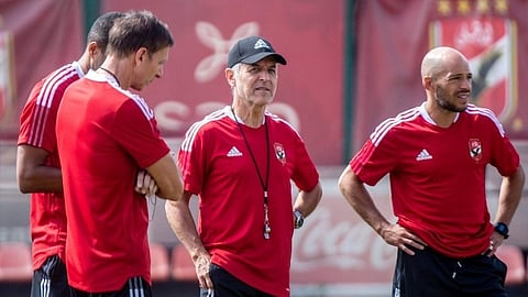 ظروف أسرية تجبر مدرب الأهلي على السفر إلى سويسرا قبل مباراة شباب بلوزداد