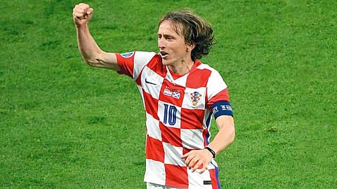 صور.. رد فعل غريب من الجماهير المصرية مع لوكا مودريتش خارج استاد القاهرة