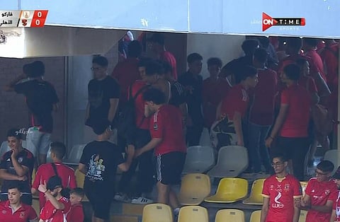 تصرف غامض من جماهير الأهلي في مباراة فاركو.. صور