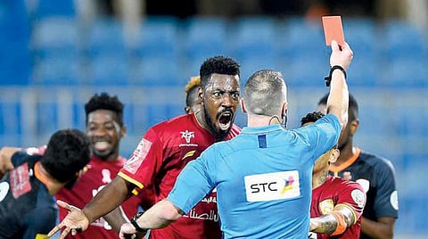 قصة الحكام الأجانب في السعودية من الرشوة إلى صافرات الجماهير