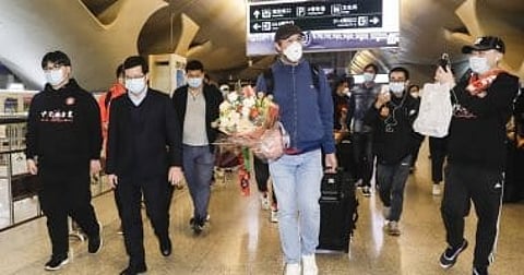 لاعبو ووهان زال يعودون إلى مدينتهم الصينية بعد أشهر من الغياب