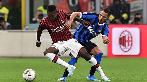 MILAN, ITALY - SEPTEMBER 21: Rafael Leao (L) of Milan and Danilo D'Ambrosio of Internazionale compete for the ball during the Serie A match between AC Milan and FC Internazionale at Stadio Giuseppe Meazza on September 21, 2019 in Milan, Italy. (Photo by Tullio M. Puglia/Getty Images)
