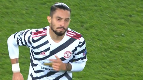 عاجل.. قرار أليكس تيليس النهائي بشأن الاستمرار في مانشستر يونايتد