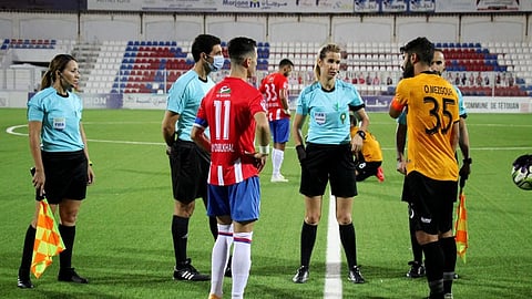 بشرى كربوبي شرطية مغربية تتألق بالملاعب.. تعرف على قصتها