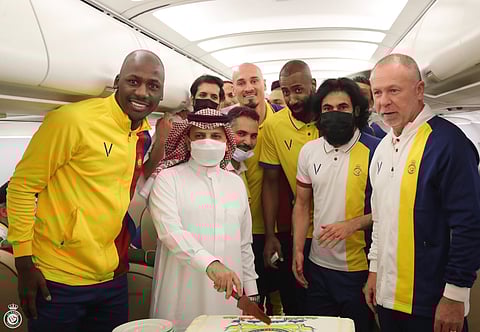 إدارة النصر تحتفل بعيد الفطر المبارك مع اللاعبين في الطائرة استعدادا لمواجهة الباطن