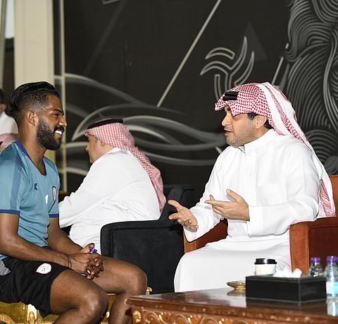 البلطان يجتمع مع لاعبي الشباب ويطالبهم بالعودة لسكة الانتصارات أمام العين