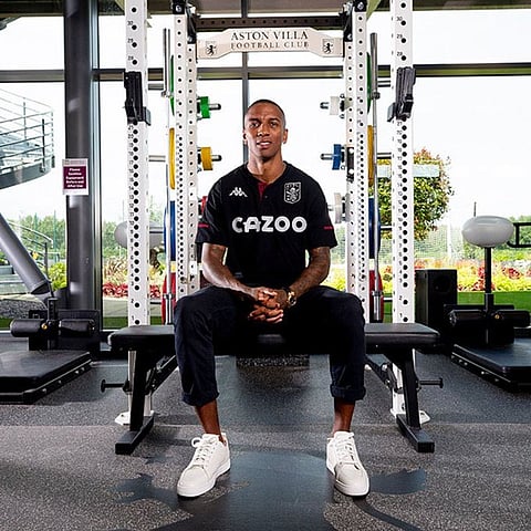 آشلي يونج - أستون فيلا