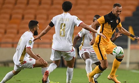 عاجل.. كايزر تشيفز يتلف أرضية ملعب مباراته أمام الوداد البيضاوي المغربي (صور)