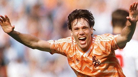 حكاية هدف.. فان باستن الذي رسخ مفهوم الكرة الشاملة ومنح هولندا لقب يورو 1988