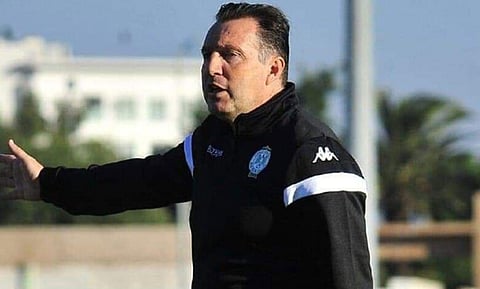 عاجل.. الرجاء البيضاوي يعلن إقالة مدربه البلجيكي “فيلموتس”