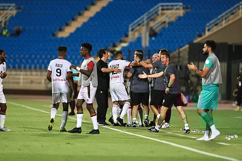 الرائد يخطف فوزاً قاتلاً من الوحدة في الدوري السعودي