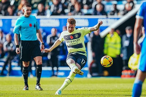 مان سيتي يقتنص فوزاً صعباً من ليستر ويعتلي قمة الدوري الإنجليزي