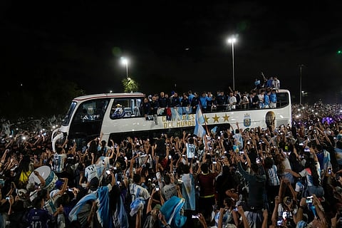بعثة الأرجنتين تجوب شوارع بوينس آيرس عقب التتويج بكأس العالم.."صور "