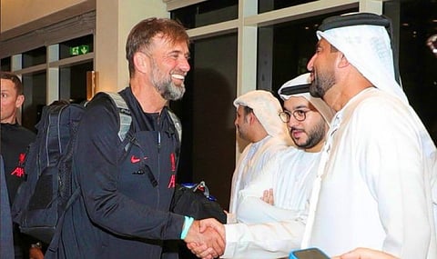 بعثة ليفربول تصل إلى العاصمة الإماراتية أبوظبي.. شاهد