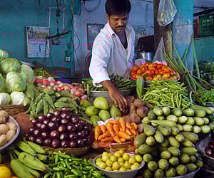 Inflation debate sparks rate cut predictions.