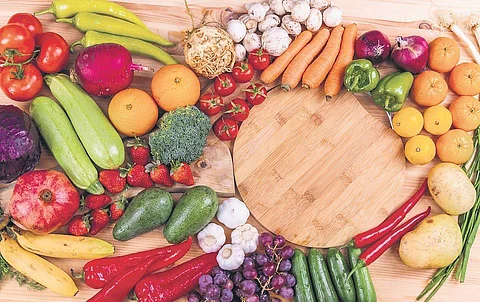 Human skin requires nutrients to flourish, these can be obtained with a healthy diet rich in fruits, vegetables, water, dairy products.