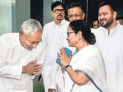 ​  Mamata Banerjee greets Nitish Kumar in Howrah district on Monday as   Tejashwi Yadav looks on | PTI  ​