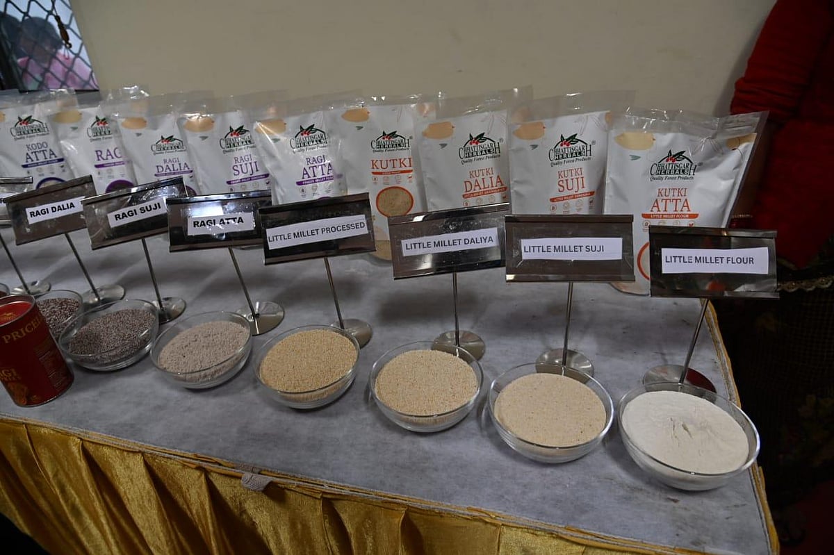 Berbagai hidangan millet dipajang di makan siang millet spesial.