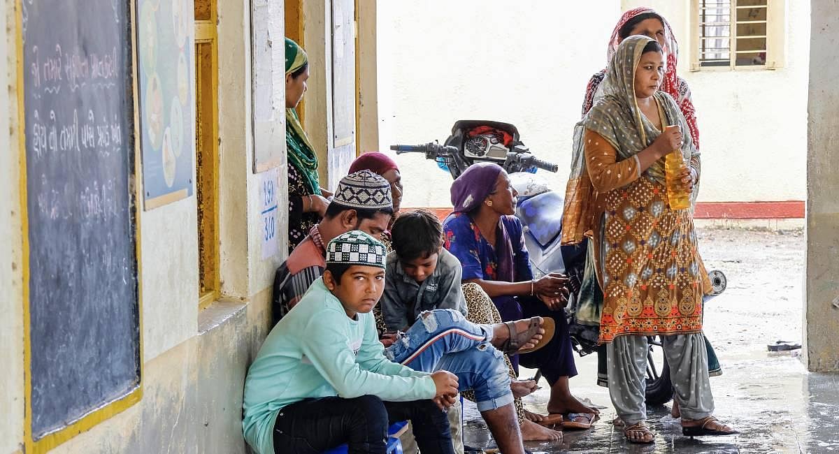 Kerabat nelayan berlindung di sebuah sekolah dasar sebelum terjadinya Topan Biparjoy, di desa Jakhau di distrik Kutch. (Foto | PTI)