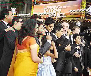 \'Slumdog\' kids shine as stars arrive for big Oscar night