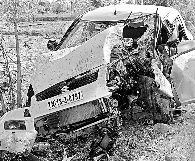 Three Persons from City Die as Car With Flat Tyre Rams Tree