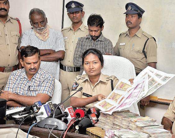 Fake currency racket busted, 2 held