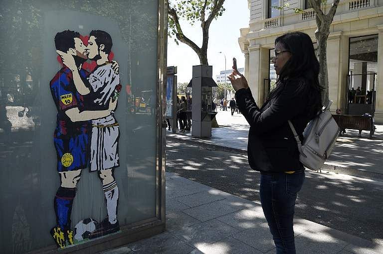 lionel-messi-cristiano-ronaldo-kissing-graffiti-causes-stir-pre-clasico