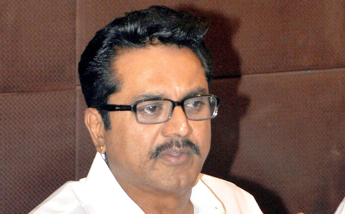 Actor Sarath Kumar performs 'Angapradakshinam' for wife Radhika's electoral victory