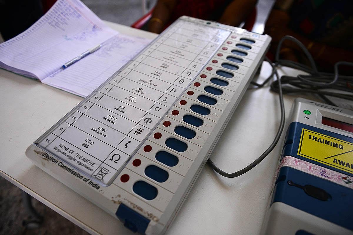 EVM glitches disrupt polling in many booths