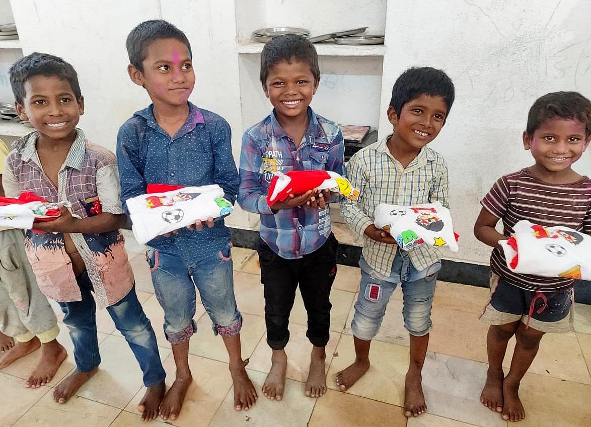 30 young girls join hands to ‘Spread Smile’ among destitute, orphans