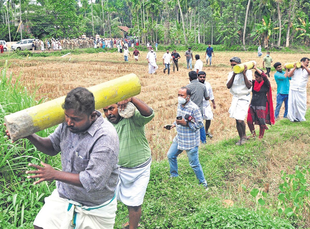 Protesters throw K-Rail survey stones into pond in Chottanikkara