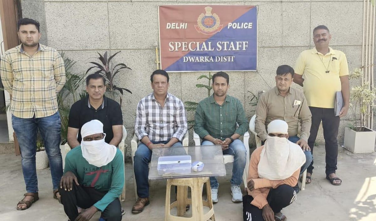 Two held for snatching gold chains, pledging them in women kin’s name