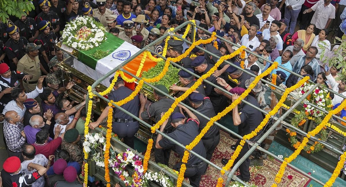 Hundreds pour in to pay last respects to slain Captain Pranjal in Bengaluru