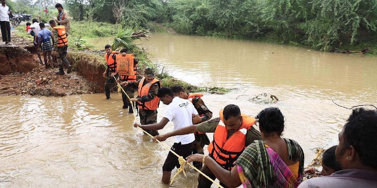 TN floods: Rescue personnel form human chain, save 60 lives