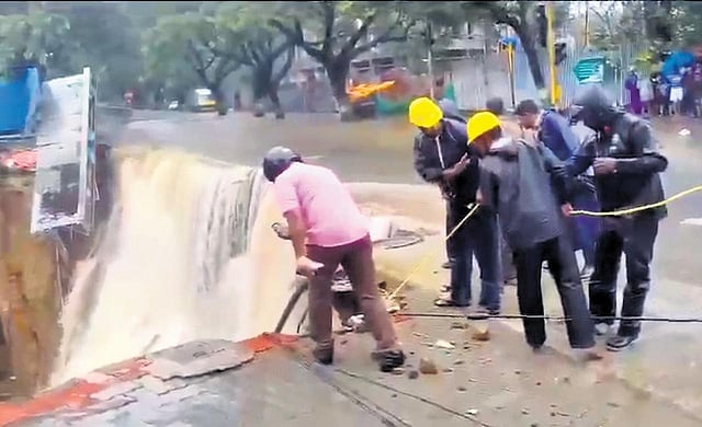 Container falls into 50ft pit in Chennai's Velachery, causes cave-in ...