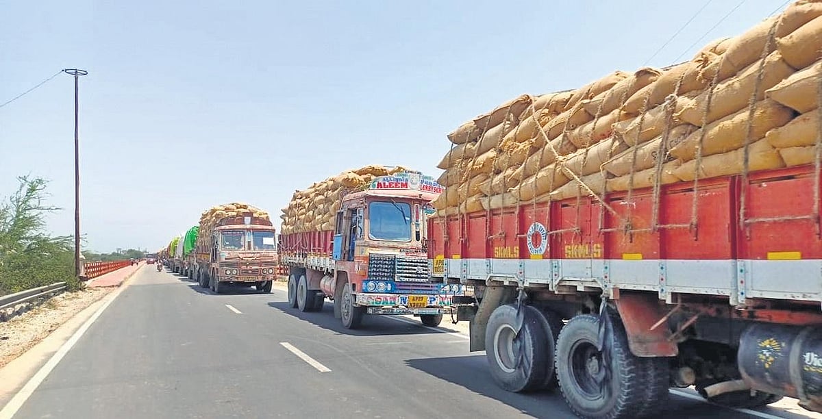 Telangana: Rice-laden lorries from AP stopped by cops on border