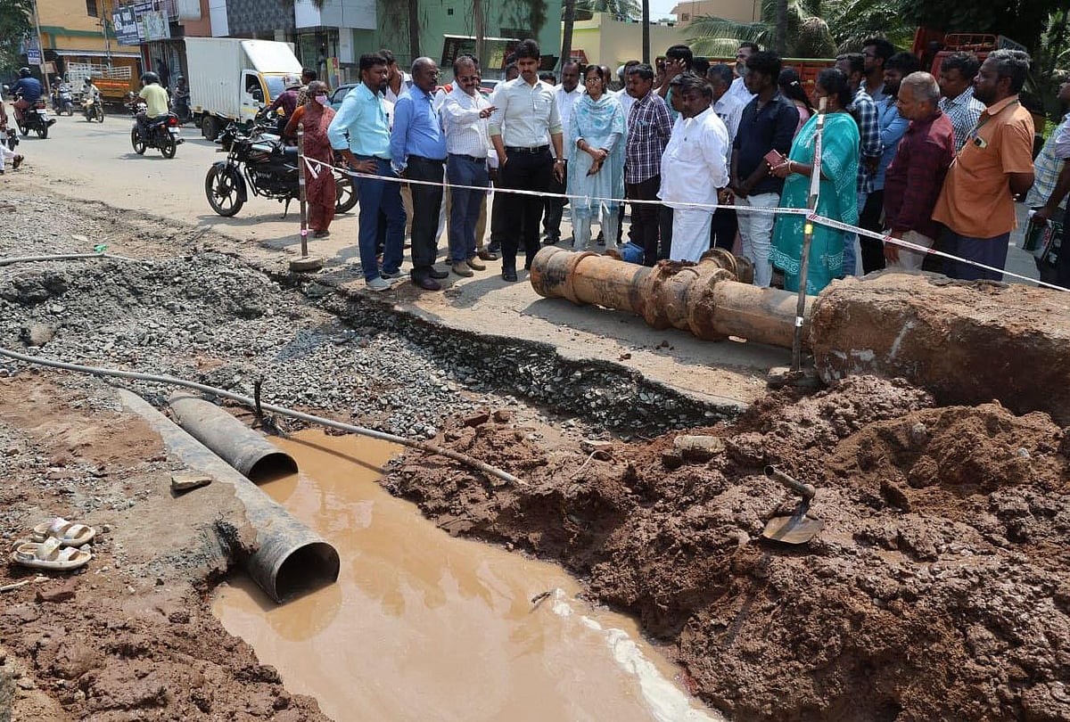 Broken pipeline hits water supply in Tamil Nadu's Edayarpalayam, road