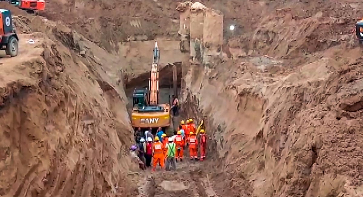 Worker stuck in 70feet deep trench in Punjab's Jalandhar for over 15(02)