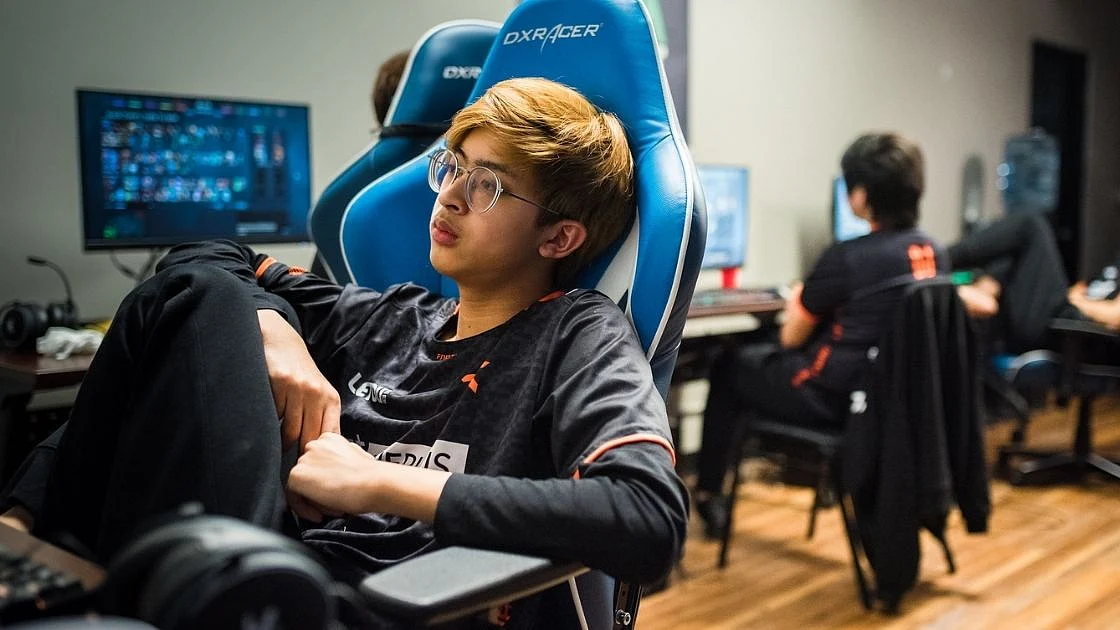 <div class="paragraphs"><p>23savage with Fnatic at the DOTA Summit 12</p></div>