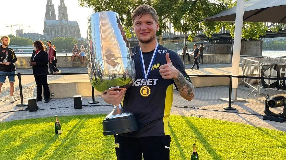 <div class="paragraphs"><p>S1mple holding the trophy at IEM Cologne 2021</p></div>