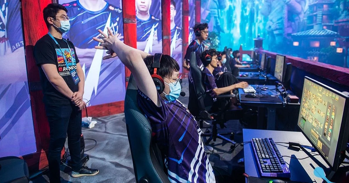 <div class="paragraphs"><p>Team Aster at the WePlay AniMajor</p></div>
