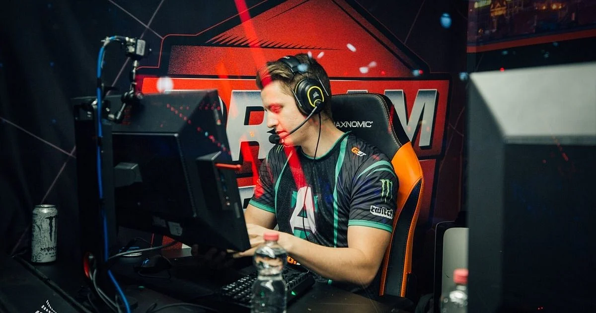 <div class="paragraphs"><p>Handsken with Alliance at the DreamLeague S13</p></div>