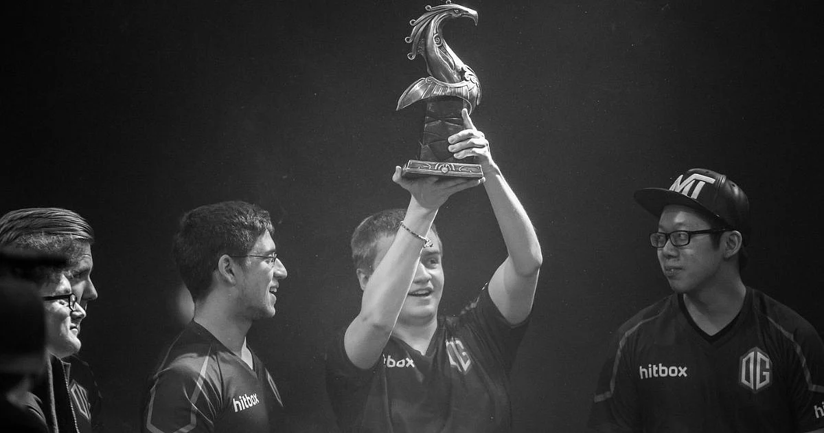 <div class="paragraphs"><p>N0tail lifting the Frankfurt Major trophy with his OG teammates</p></div>