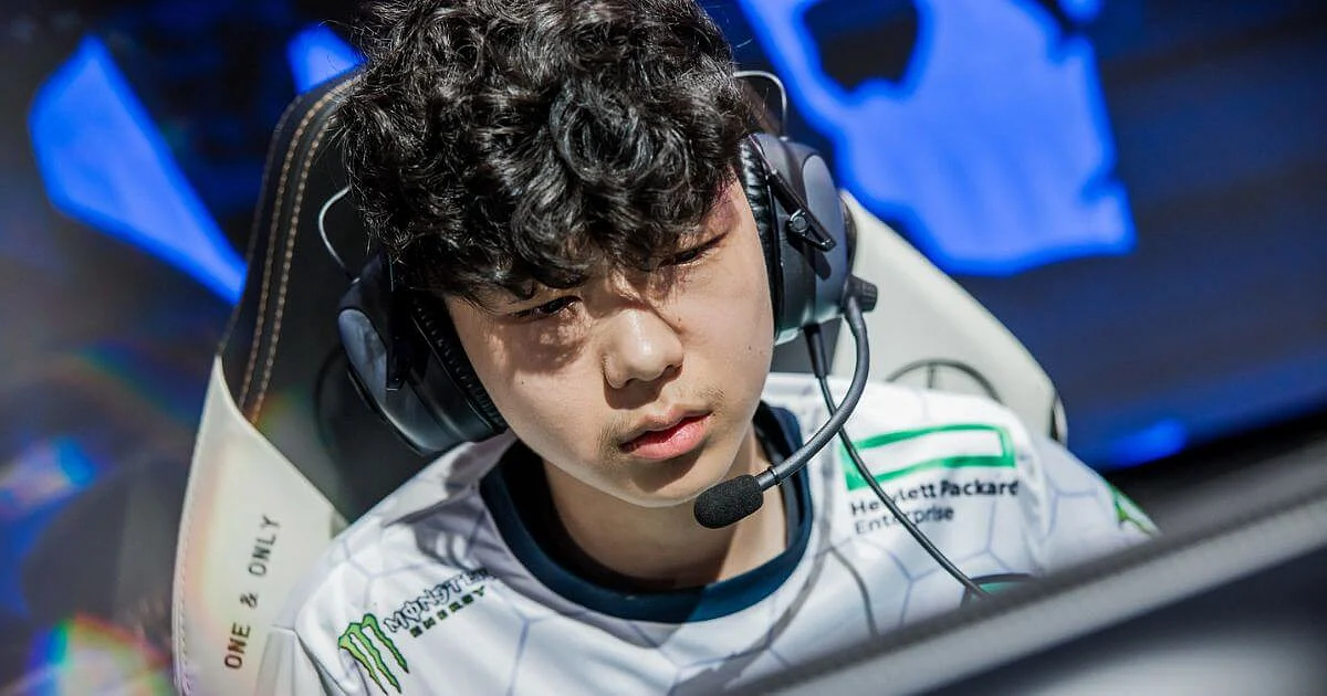 <div class="paragraphs"><p>Evil Geniuses' first game against LOUD was delayed since jojopyun went on stage with his crocs at Worlds 2022 Play-in Day 2</p></div>