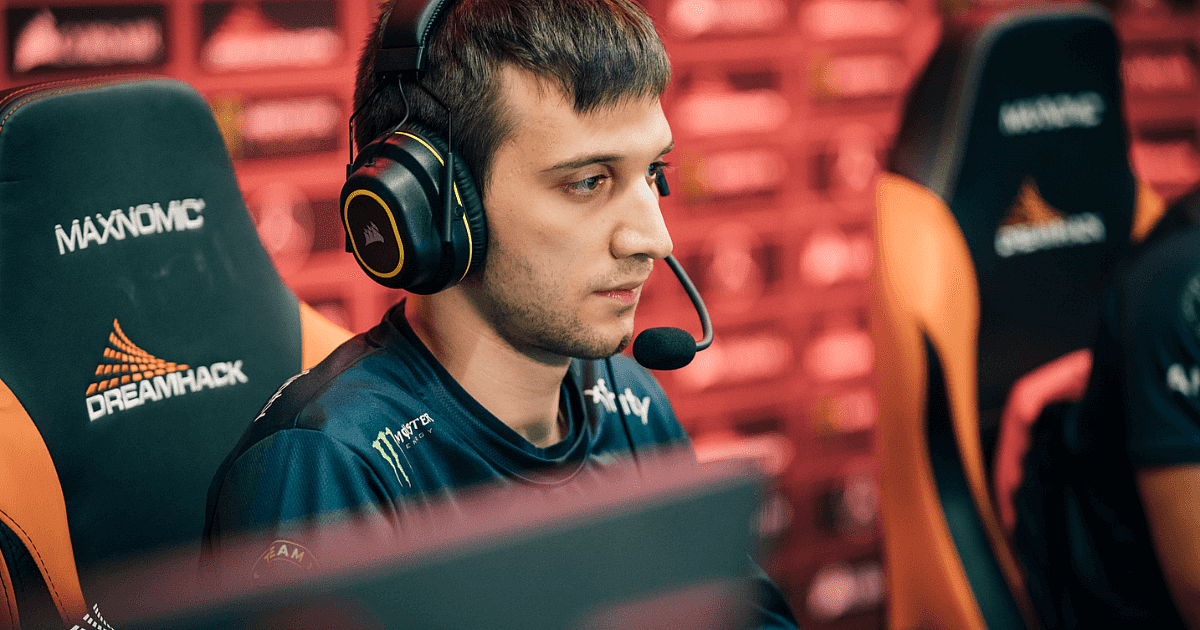<div class="paragraphs"><p>Arteezy at Dreamheack</p></div>